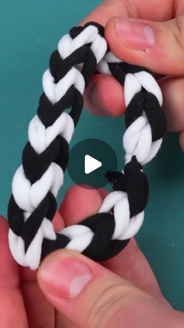 Hair Tie Bracelet Diy, How To Make A Thread Bracelet, How To Tie A Bracelet, Loom Bracelets Ideas, Hair Tie Braid, How To Make A Bracelet, Ribbon Bracelet Tutorial, Elastic Hair Ties Diy, Hair Tye