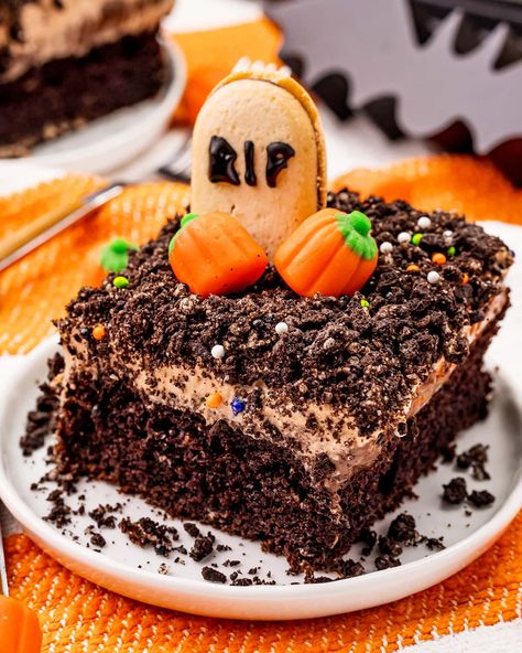 This Halloween Dirt Cake is a fun dessert that kids and adults will love. It starts with a moist chocolate cake, that is stuffed full of chocolate pudding, then topped with a quick chocolate frosting, and Oreo crumbs, and spooky cookies and treats! It's the perfect creepy and cute Halloween dessert. Quick Chocolate Frosting, Halloween Dirt Cake, Haloween Cakes, Halloween Dirt, Spooky Cookies, Chocolate Pudding Cookies, Chocolate Pumpkin Cake, Homemade Chocolate Frosting, Chocolate Frosting Recipes