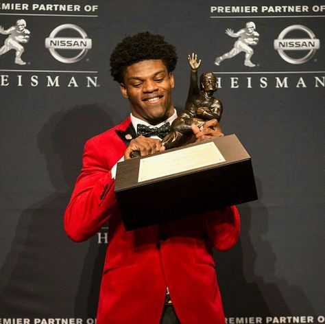 And the Heisman goes to...Lamar Jackson Lamar Jackson Louisville, Louisville Cardinals Football, John Harbaugh, Nfl Photos, Cardinals Football, University Of Louisville, Lamar Jackson, Louisville Cardinals, Baltimore Ravens