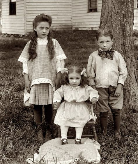 1912.   The year my dad was born.... Those were the days... Scary Legends, Black Eyed Kids, Creepy Urban Legends, Vintage Children Photos, Halloween Vintage, Urban Legends, Black Eyed, Stonehenge, Vintage Photographs