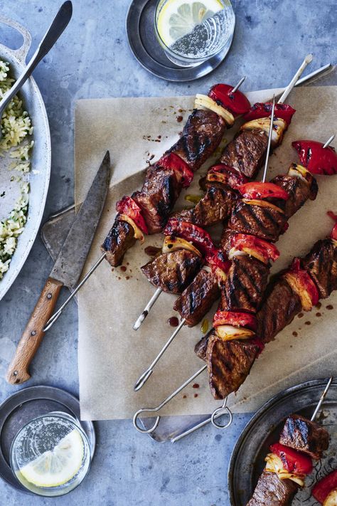 Simple summer barbecue recipes: Beef skewers with tomato Easy Pesto Sauce, Italian Bbq, Easy Rice Pilaf, Tomato Skewers, Bbq Lamb, Lamb Skewers, Grilling Kabobs, Beef Kabobs, Trending Recipes