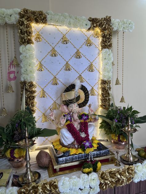 Mandir Backdrop, Ganesha Decoration, Flower Decoration For Ganpati, Chaturthi Decoration, Ganesh Decoration, Ganpati Decoration Theme, Ganpati Decor, Buddhism Wallpaper, Mandir Decoration