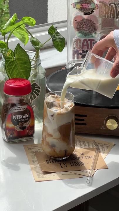 Nescafe Recipe, Cold Coffee Drinks Recipes, Homemade Coffee Drinks, Iced Drinks Recipes, Resep Smoothie, Cold Coffee Recipes, Easy Coffee Recipes, Tastemade Recipes, Refreshing Drinks Recipes