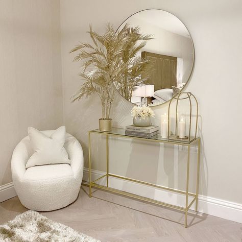 Gold House Interior, Living Room Designs Gold, White And Gold Living Room Ideas, Greige Living Room Decor, White And Gold Home Decor, Round Mirror Design, Round Mirror Living Room, Mirror With Console, Modern Hallway Decor