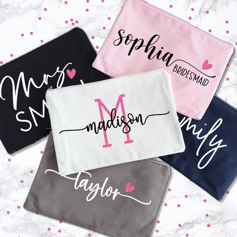 Bridesmaid Makeup Bags Projet Cricut, Ideas Emprendimiento, Wedding Bridal Party Gifts, Bridesmaid Stuff, Bridal Party Bags, Bridesmaid Makeup Bag, Custom Makeup Bags, Custom Makeup, Bags Makeup