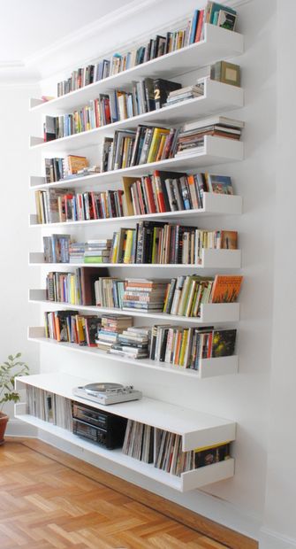 Home Office Layout, Bookshelves In Living Room, Home Library Design, Tiny Studio, Bookshelf Design, Wall Bookshelves, Studio Apartments, Home Libraries, Book Shelves