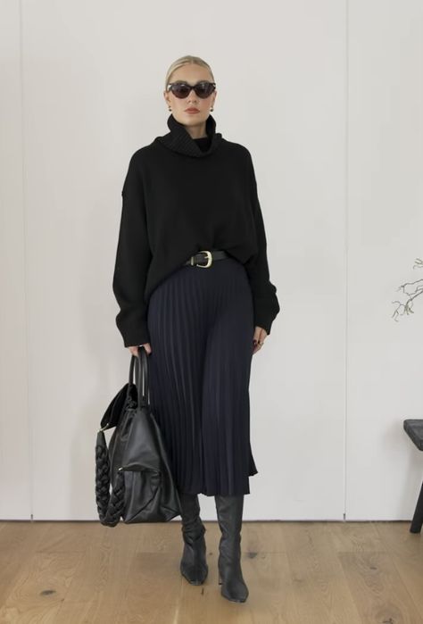 Plated Skirt Outfit Black Women, Black Midi Skirt Fall Outfit, Pleated Maxi Skirt Outfit Winter, Black Pleated Skirt Outfit Work, Pencil Skirt With Sweater, Long Black Pleated Skirt Outfit, Black Pleated Midi Skirt Outfit, Pleated Black Skirt Outfit, Plated Skirt Outfit