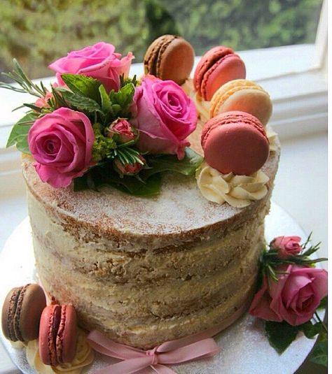 Organic Baking Recipes, Cake With Macaroons, Sponge Cake Decoration, 65 Birthday Cake, 65 Birthday, Organic Baking, Coffee Buttercream, Chocolate And Coffee, Cake With Flowers