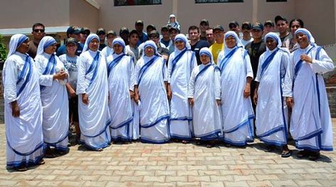 La breve historia de la Madre Teresa de Calcuta 2 Missionaries Of Charity, Academic Dress, Lab Coat