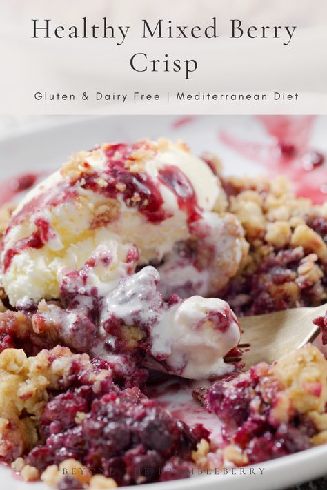 Mixed Berry Crisp, Heart Healthy Desserts, Mediterranean Desserts, Mediterranean Recipes Healthy, Low Sugar Desserts, Berry Crisp, Easy Mediterranean Diet Recipes, Berry Dessert, Diet Desserts