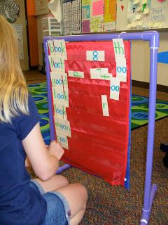 First Grade Fabulosity: Spelling Station Idea! Pocket Chart Stand, Teaching Hacks, Pocket Charts, Ela Centers, Elementary Teaching, Name Activities, Arts Ideas, Diy Classroom, Summer Bucket List