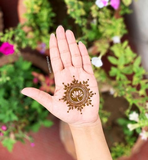 Simple Mehendi, Mandala Henna, Heena Design, Modern Henna Designs, Modern Mehndi Designs, Bridal Mehendi, Beautiful Henna Designs, Mehndi Designs Front Hand, Bridal Mehendi Designs