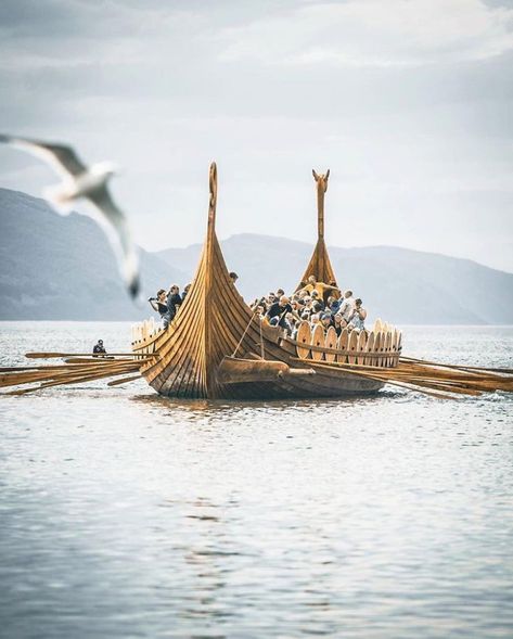 Viking Longboat, Viking People, Viking Ships, Viking Longship, Viking Books, Historical Viking, Viking Shop, Viking Reenactment, Vikings Ragnar