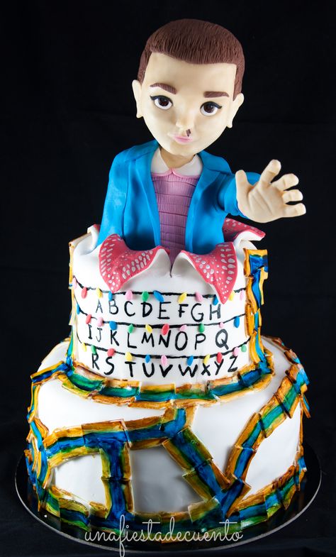 stranger things cake fondant eleven tarta once Stranger Things Cakes, Stranger Things Cake, Stranger Things Merch, Stranger Things Costume, Stranger Things Halloween, Stranger Things Season 3, Stranger Things Art, Eleven Stranger Things, Stranger Things Meme