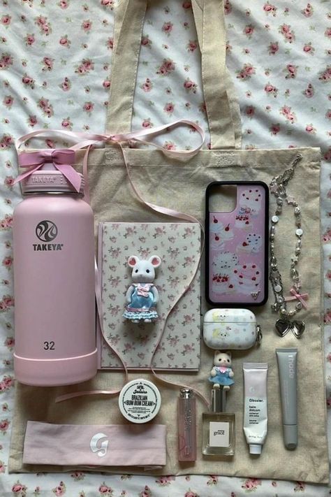 Everyday Bag Essentials, What's In My Purse, School Bag Essentials, Backpack Essentials, Inside My Bag, Pink Lifestyle, Wildflower Cases, Purse Essentials, Handbag Essentials