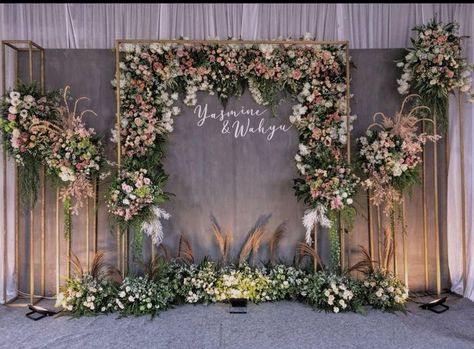 Dark Backdrop Wedding, Engagement Indoor Decor, Wedding Backdrop Design Rustic, Indoor Engagement Decorations, Indoor Rustic Wedding Reception, Wedding Reception Backdrop Elegant, Engagement Background Decoration, Wedding Backdrop Design Indoor, Dekor Engagement