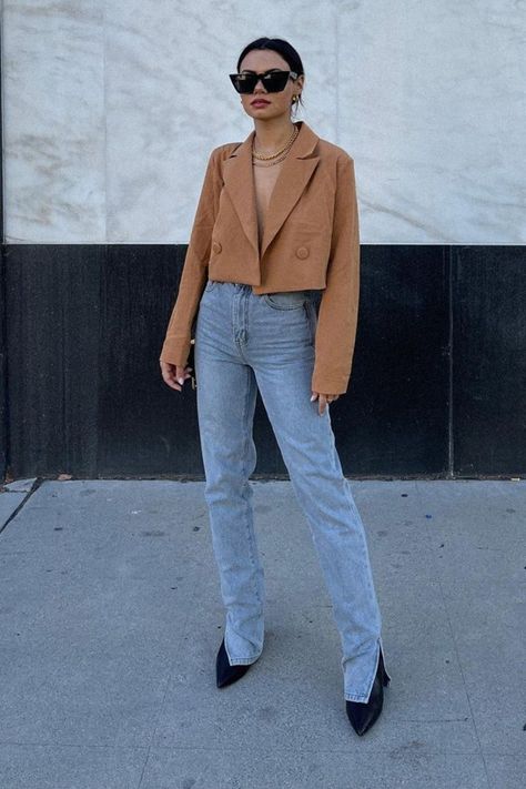 Alfaiataria desconstruída: 12 looks para te inspirar - Guita Moda Short Blazer Outfits, Blazer Outfits Street Style, Crop Blazer Outfit, Cropped Blazer Outfit, Cropped Jacket Outfit, Blazer E Short, Cropped Outfits, Blazer Street Style, Blazer Outfits Casual