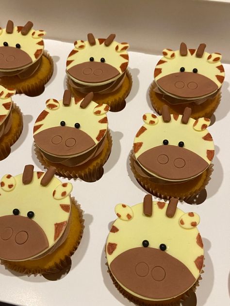 Cupcake Animal Decoration, Giraffe Cupcakes Ideas, Giraffe Cupcake Cake, Giraffe Cupcakes, Lion Cupcakes, Giraffe Cake, Cake Decorating Flowers, Giraffe Cakes, Safari Cakes