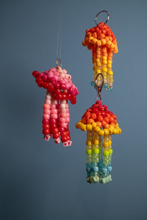 A homemade jellyfish made from pony beads. Can be used as a keychain, earring, accessory or gift. Before sending it off, I added a small metal ring to the octopus so that it could be attached more easily (you can remove it yourself). A handmade Jellyfish made of Pony Beads. Can be used as a key pendant. earring, accessory or present. I`ll attach a small metal ring on the head tpo make attaching it on other things easier (Can be easily removed). Pony Bead Art Projects, Kandi Jellyfish, Bead Crafts For Adults, Bead Jellyfish, Keychain Homemade, Homemade Keychains, Beaded Jellyfish, Beaded Octopus, Handmade Jellyfish