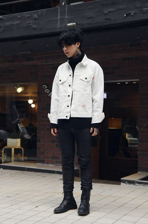 Male Street Fashion, Boy Korea, Mode Poses, Korean Streetwear, Streetwear Mode, Korean Street, Mens Fashion Classy, Korean Fashion Trends, Black Turtleneck