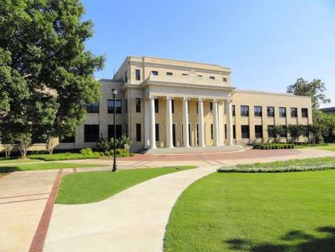 AC in top 2 green campuses nationally  FILE - An undated photo of Austin College in Sherman, Texas. An environmental advocacy group ranked the college second for total renewable energy use after shifting to wind-generated electricity. Reed College, Texas Theme, Texas College, College Ad, College Tour, Liberal Arts College, College Advice, Boring Life, Top Colleges