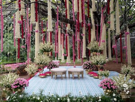 Wedding Mandap Under Tree, Under The Tree Decor, Tree Decor For Wedding, Indian Wedding Under Tree, Mandap Under Tree, Tree Mandap Decor, Haldi Tree Decoration, Indian Engagement Decorations Outdoor, Modern Mandap Decor