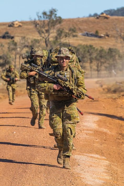 Australian Army soldiers on patrol near Stanage Bay, Australia, during Exercise Talisman Saber 2019.  The U.S. Army photo by Sgt. 1st Class Whitney C. Houston (2019). Australian Special Forces, Anzac Soldiers, Army Photography, Army Photo, Us Army Soldier, Australian Army, Australian Defence Force, Army Soldiers, Army Infantry