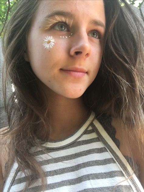 Face paint//daisy// Face Painting Aesthetic Simple, Daisy Face Painting, Daisy Face Paint, Paint Daisy, Eye Face Painting, Festival Face Paint, Leg Art, Festival Face, Face Painting Easy