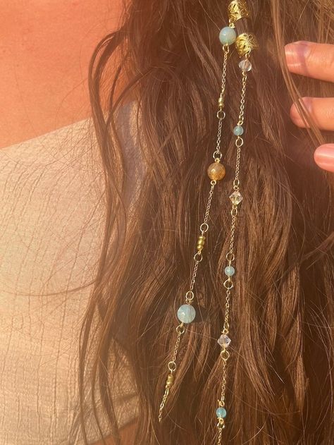 Stunning Chain Hairstyles for a Bold Look Dangle Hair Accessories, Earthy Hair Accessories, Hair With Gold Accessories, Renfaire Outfits, Diy Hair Rings, Chain Hairstyles, Hair Jewelry Diy, Beads In Hair, Hair Crystals