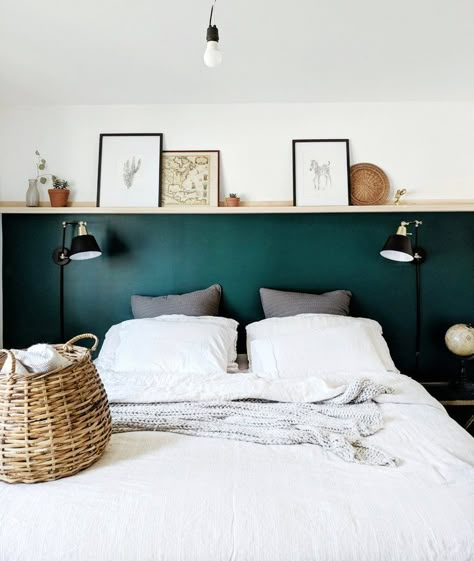 Une chambre blanche rehaussé par un soubassement vert forêt Dorms Decor, Headboard With Shelves, Picture Ledge, Cozy Bedroom, 인테리어 디자인, Small Bedroom, Bedroom Inspo, Bedroom Diy, Home Decor Bedroom