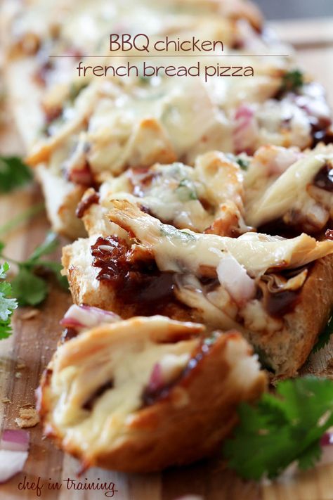 BBQ Chicken French Bread Pizza Chicken French Bread Pizza, Chicken French Bread, Yakimeshi Recipe, Chicken French, French Bread Pizza, Delicious Appetizer Recipes, Bread Pizza, Think Food, Red Onions