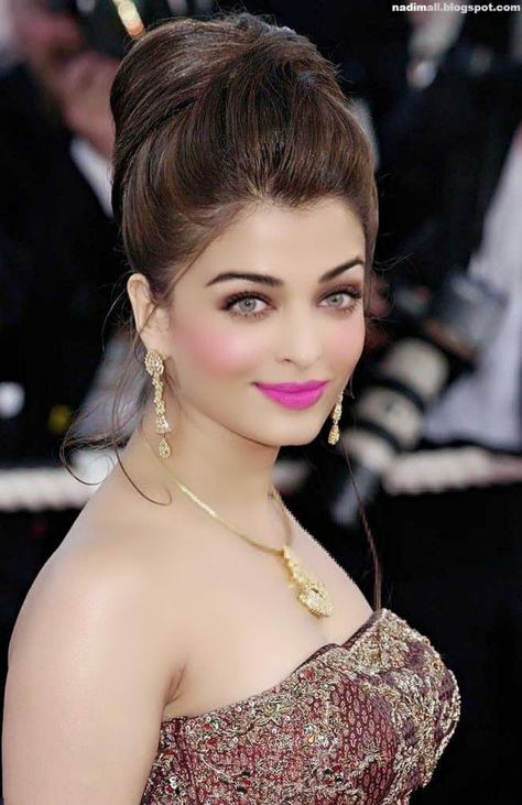 Aishwarya Rai Makeup, Deepika Padukone Style, Haircut Hairstyle, Aishwarya Rai, Desi Beauty, Hair Designs, Beautiful Eyes, Pose Reference, Girl Hairstyles