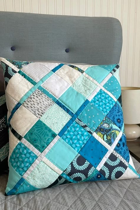 Quilted Pillow Covers Free Pattern Modern, Throw Pillow Covers Diy, Quilted Cushions, Born To Create, Quilt Pillows, Throw Pillow Pattern, Quilted Pillows, Quilt Blocks Easy, Cushion Cover Pattern