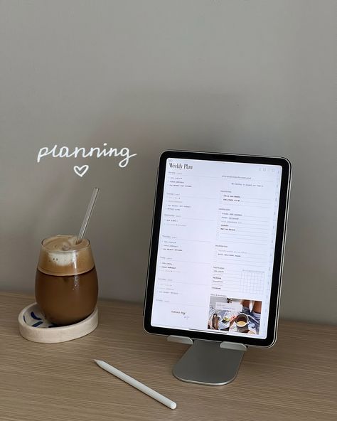 how I use my iPad for wellness 🤍🥥 #ipad #appleipad #digitalplanning #digitalplanner #wellness Iphone And Ipad Aesthetic, Ipad Photo Ideas, I Pad Aesthetic, Ipad Set Up, Ipad Productivity, Ipad Work, Office Ideas For Work, Ipad Planning, Digital Wellness