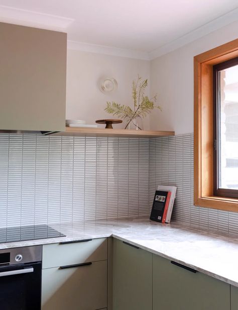 Before + After: 3 Kitchen Transformations Filled With Inspiration Modern 70s Kitchen, Laminex Possum, White Kitkat Tiles, 70s Kitchen Makeover, Kitchen Japanese Style, Glass Splashback Kitchen, Japanese Bathroom Design, Japanese Tile, The Glade