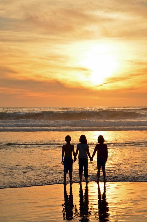 Cousin Beach Pictures, Family Photos On The Beach Ideas, Family Vacation Photo Ideas, Beach Sibling Photos, Sunset Beach Photos Family, Kids Beach Photoshoot Ideas, Sibling Beach Photoshoot, Beach Pictures With Kids, Sister Beach Photoshoot