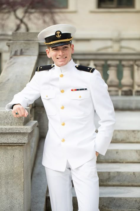 Which Uniform Should You Wear For Your Midshipman Photography Session? - kellyeskelsenphotography.com - Which Uniform Should You Wear For Your Midshipman Photography Session? Marine Uniform Men, Seaman Uniform Men, Navy Soldiers Uniform, Navy White Uniform, Seaman Uniform, Sa Navy, Navy Dress Uniforms, Man Suit Photo, Usmc Uniforms