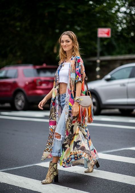 looks con Kimono Look Kimono, Long Kimono Cardigan, 00s Mode, Look Boho Chic, Tie Dye Cardigan, Boho Mode, Mode Kimono, Bohemian Kimono, Boho Cardigan