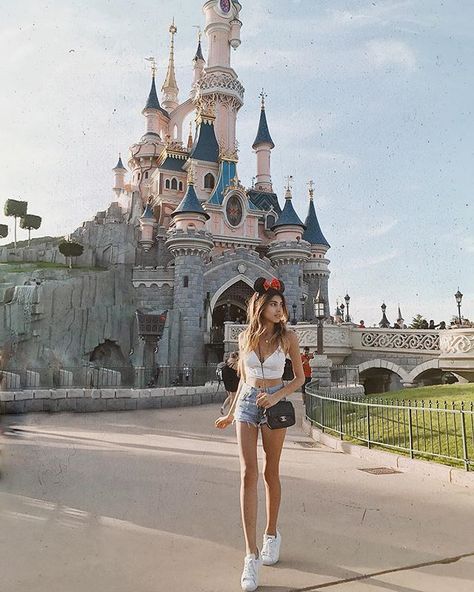 Hongkong Disneyland Outfit, Disneyland Paris Castle, Paris Photo Ideas, Disneyland Photography, Disney Trip Outfits, Tokyo Photos, Disney Photo Ideas, Walking On Sunshine, Disney Paris