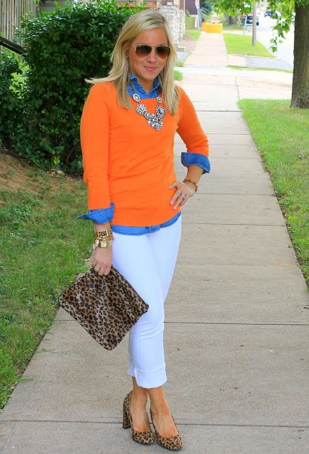 Red Sheath Dress, White Jeans Outfit, Orange Sweater, Mode Jeans, Orange Sweaters, Mode Chic, Orange Shirt, Chambray Shirt, White Pants