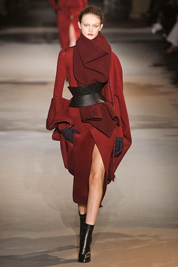 Haider Ackermann Fall Fashion Coats, Barbie Mode, Couture Mode, Fashion Articles, Haider Ackermann, Mode Chic, Looks Street Style, Red Coat, Mode Inspiration