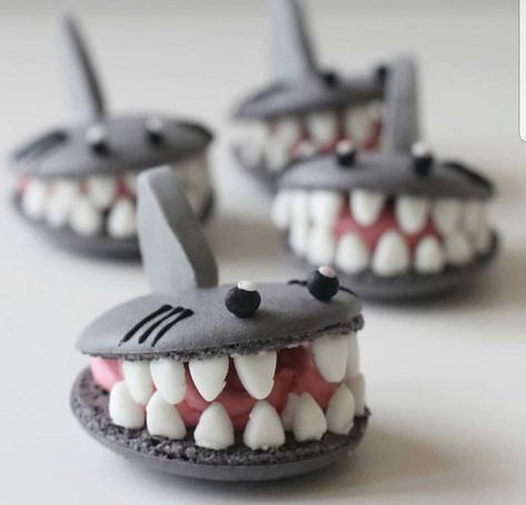 Shark Macarons, Gateau Harry Potter, Shark Cake, Macaron Cookies, French Macaroons, Cute Baking, Macaron Recipe, Shark Week, Cute Desserts