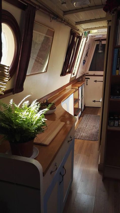 Modern Narrowboat Interior, Canal Boat Narrowboat, Narrowboat Kitchen, Boat Kitchen, House Bus, Diy Caravan, Caravan Living, Barge Boat, Narrowboat Interiors