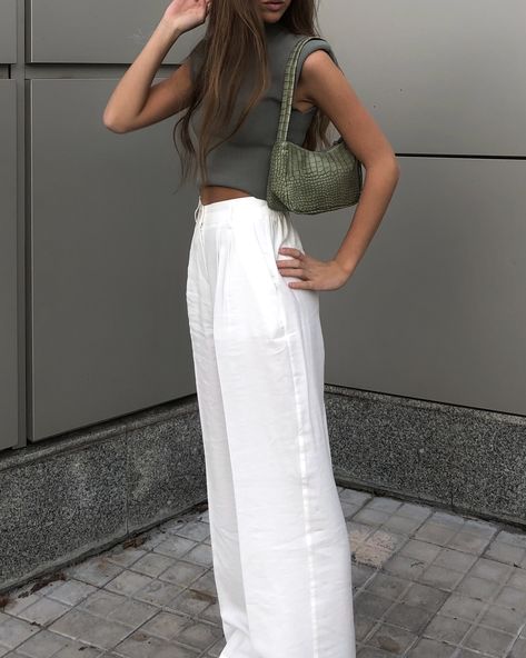 Summer Formal Outfit, White Linen Pants Outfit, Outfit Boho, Europe Outfits, Casual Outfit Inspiration, Italy Outfits, Europe Fashion, Summer Fashion Outfits, White Pants