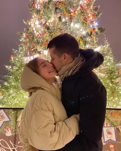 Christmas Photos Ideas, Couple Christmas Photos, Christmas Couple Photos, How To Pose For Pictures, Christmas Couple Pictures, Couple Christmas, Couples Love, Boy Best Friend, Boyfriend Goals