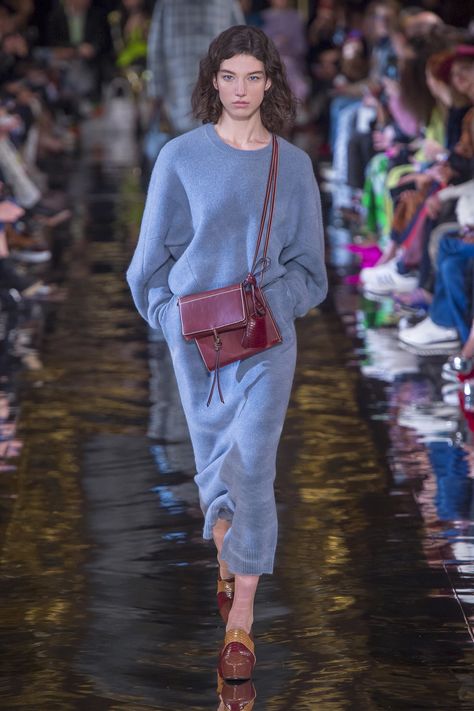 See the complete Stella McCartney Fall 2018 Ready-to-Wear collection. Models Backstage, Moda Paris, Vogue Russia, Mode Inspo, Blue Sweater, 가을 패션, Fashion 2018, Fall 2018, Fashion Show Collection