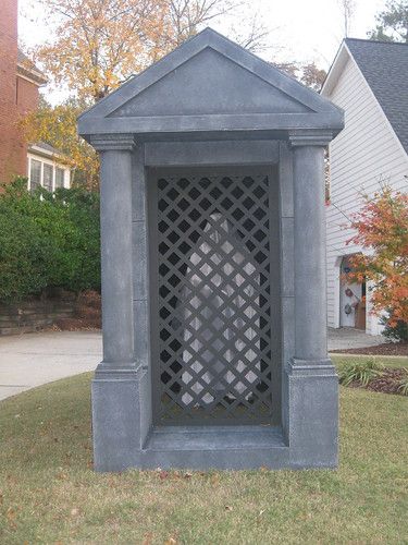 Mausoleum Halloween Diy, Halloween Mausoleum Diy, Halloween Mausoleum, Scary Halloween Decorations Outdoor, Halloween Haunted House Decorations, Halloween Forum, Halloween Outside, Work Parties, Halloween Props Diy