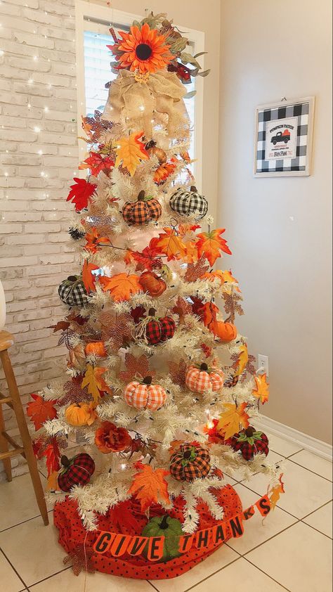 White Thanksgiving Tree, White Fall Tree Ideas, Thanksgiving Christmas Tree Ideas, Thanksgiving Tree Ideas, Fall Christmas Tree Ideas, Thanksgiving Trees, Thanksgiving Christmas Tree, Fall Tree Decorations, Trees Decoration