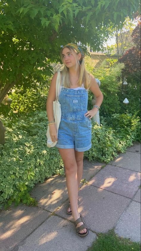 Jean Short Overalls Outfit Summer, Summer Outfits Overalls Shorts, Cute Short Overall Outfits, Cute Summer Overall Outfits, Summer Overall Outfits Shorts, How To Style Overalls Summer, Outfits With Short Overalls, Cute Summer Overalls, Denim Short Overalls Outfit