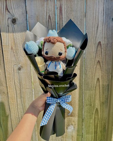 Custom order‼️ Messi bouquet -NFS, please message for any remakes! 🌷 I loved how this came out and I thank my lovely customer who commissioned me to make this bouquet 💗 Messi pattern: @ohvillos #messi #messilover⚽️⚽️⚽️🥅🥅 #crochet #crochetbouquet #bouquet #bouquetforhim #bouquetformen #amigurumi #crochetplushie #crochetflower Messi Bouquet, Man Bouquet, Crochet Bouquet, April 6, Family Gifts, Crochet Flowers, Coming Out, Custom Orders, Amigurumi